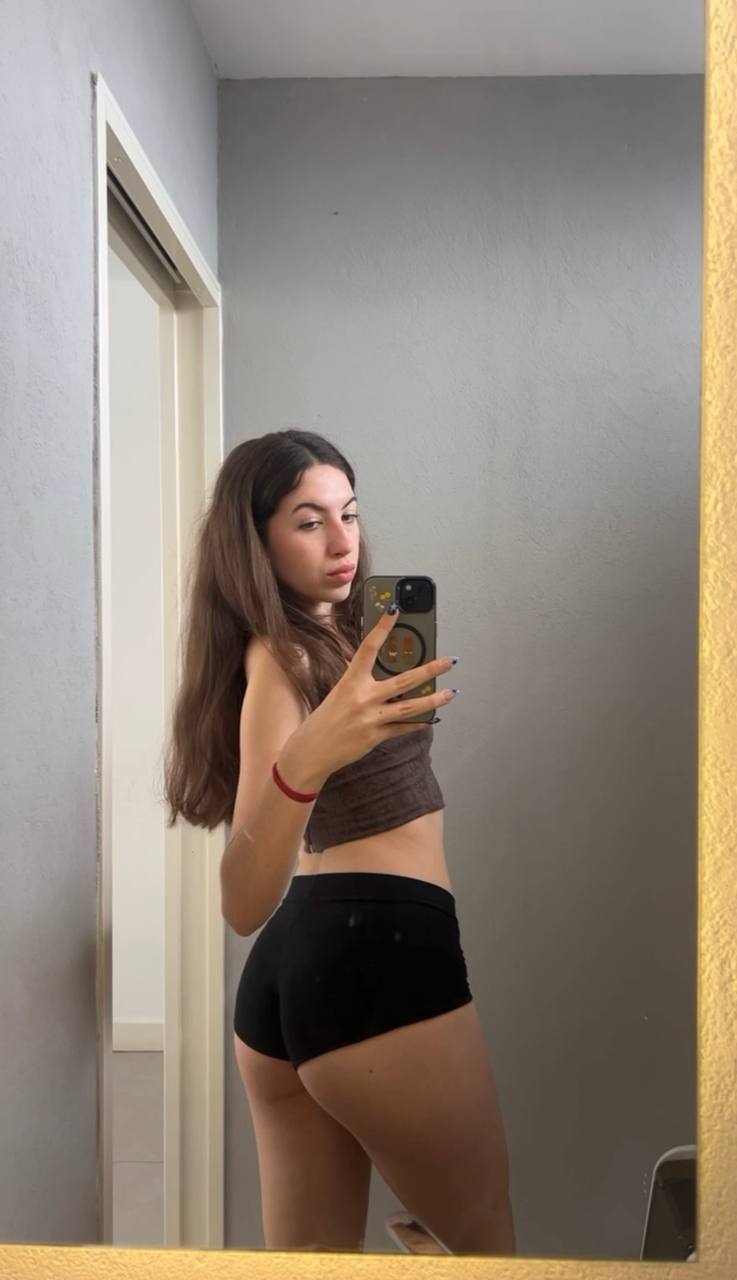 Amber in her underwear in Dookie di Cascias