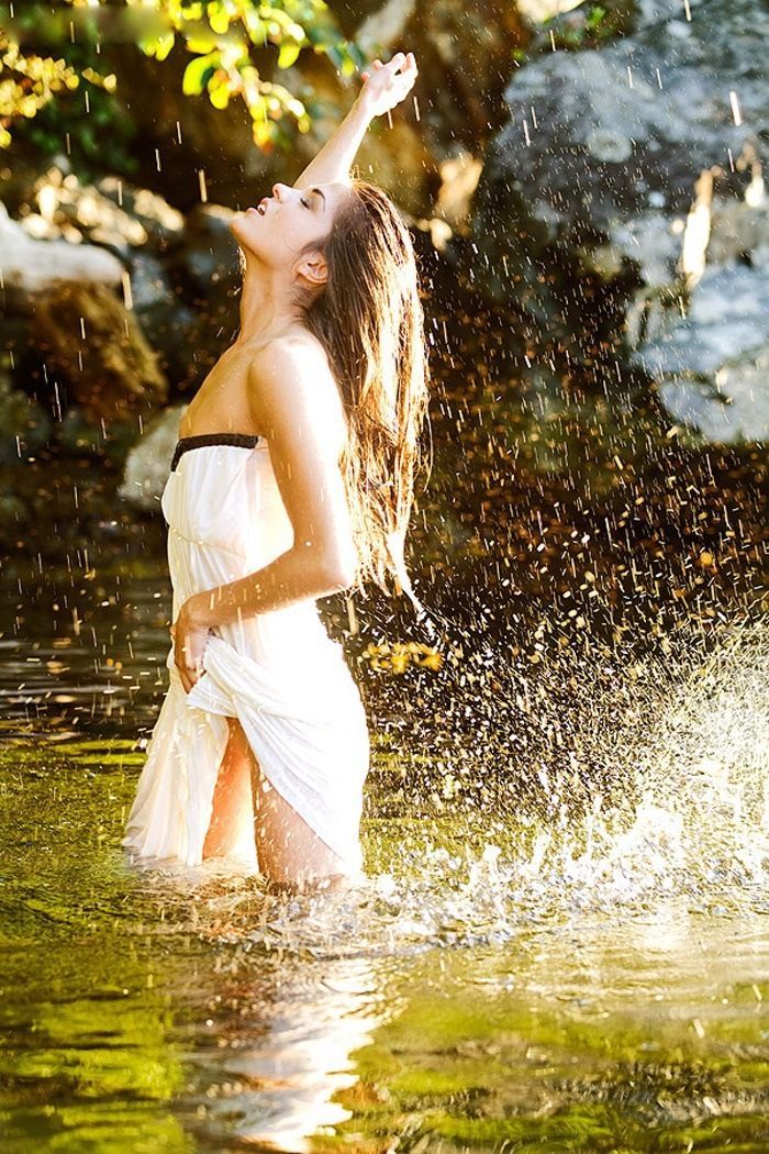 Marie Avgeropoulos in Dookie di Cascias