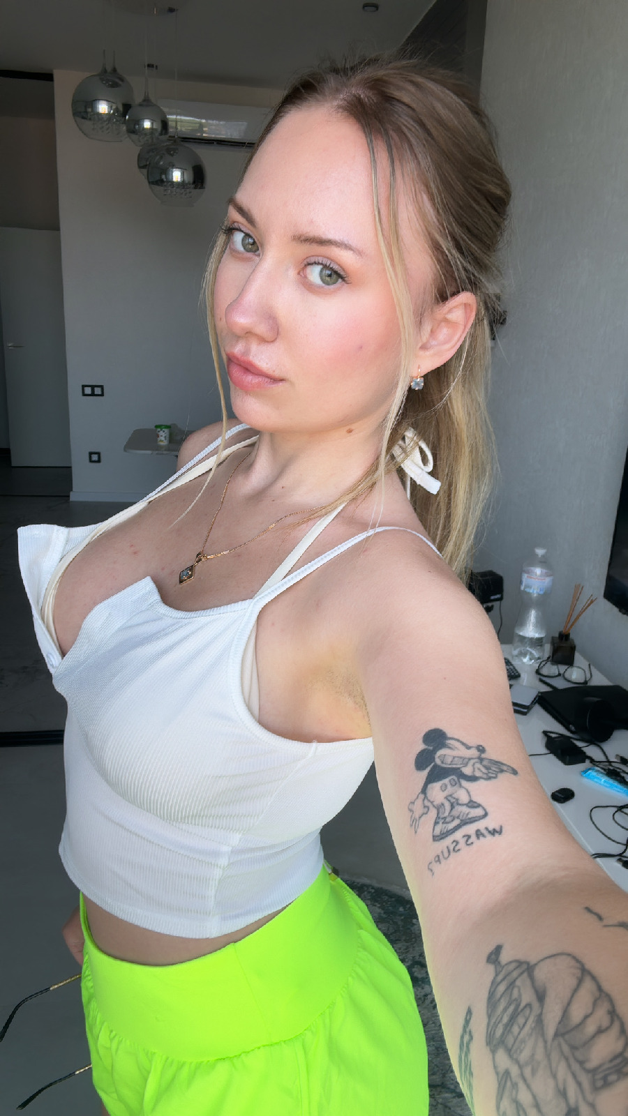 KateV in her underwear in Dookie di Cascias