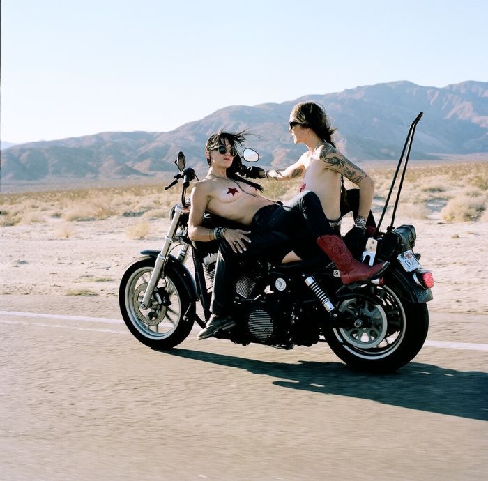 Girls on a motorcycle in Dookie di Cascias