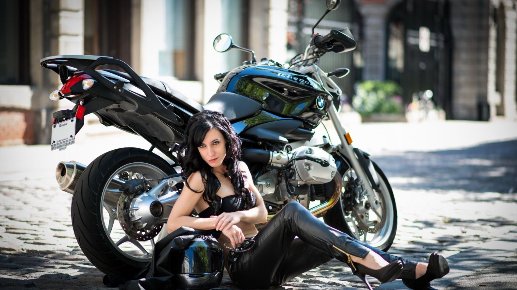 European women on bikes in Dookie di Cascias