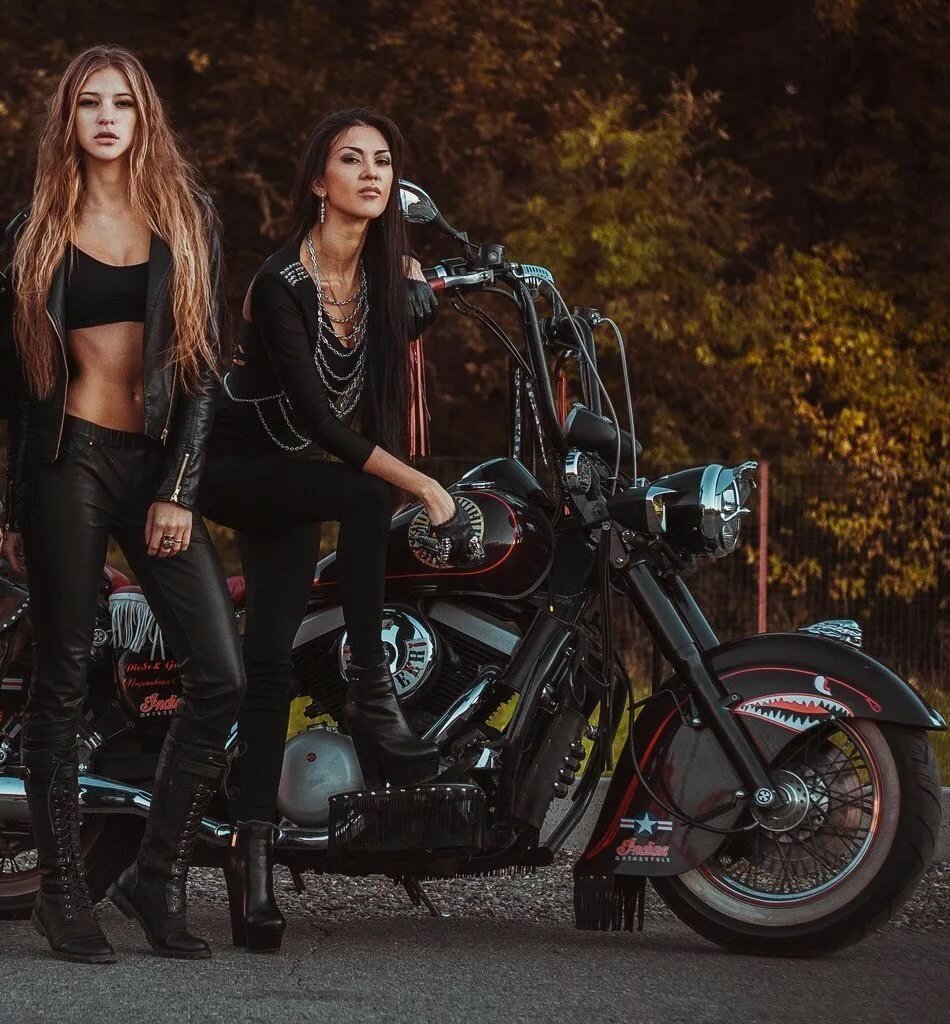 Beautiful girls and bikes in Dookie di Cascias
