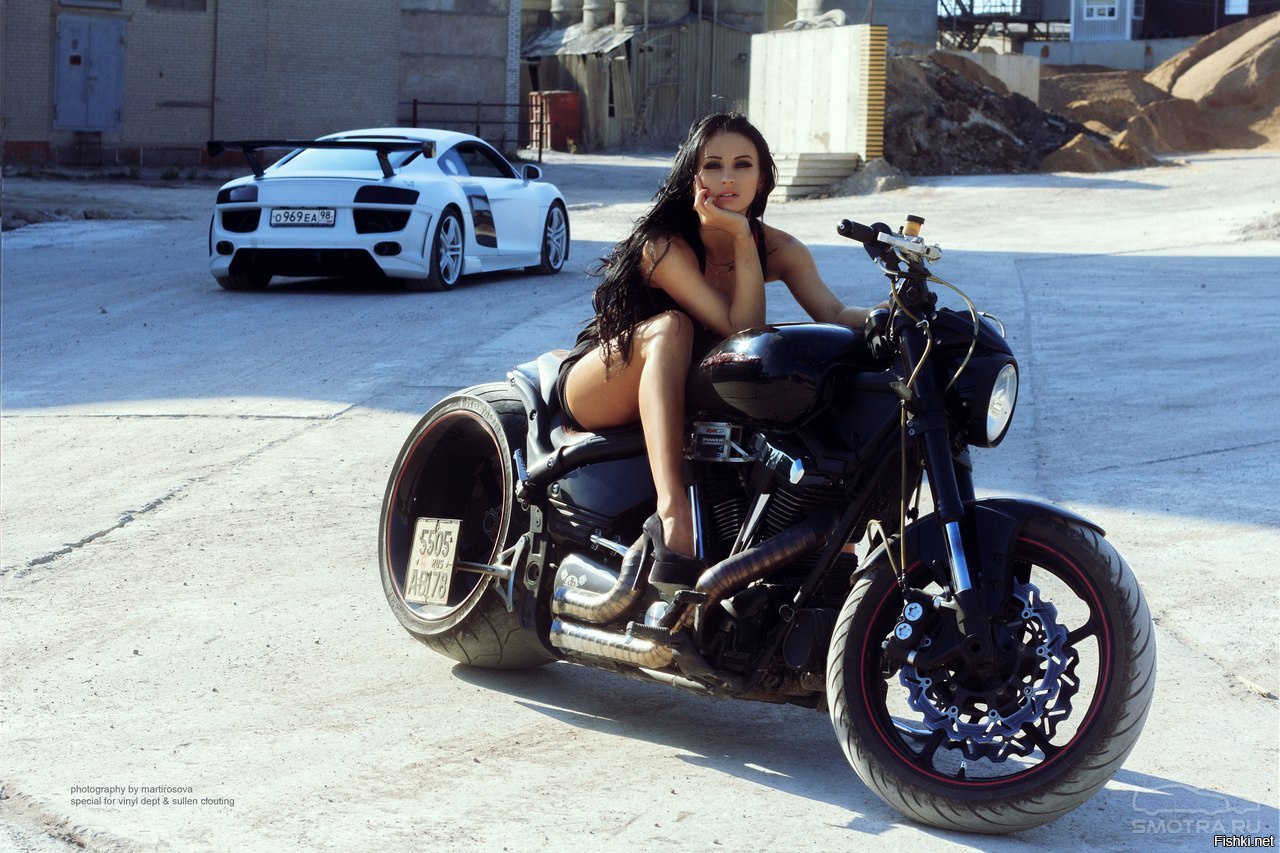 Sexy model Brunettes on a motorcycle in Dookie di Cascias
