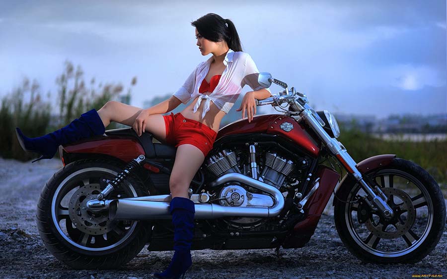 Beautiful girls and motorcycles in Dookie di Cascias