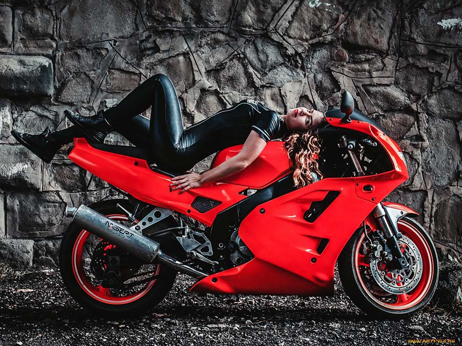 Beautiful girl Beautiful girls and motorcycles in Dookie di Cascias