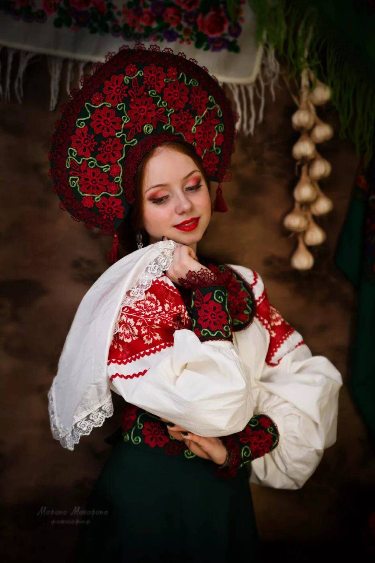 Women in Slavic costumes underwear in Dookie di Cascias