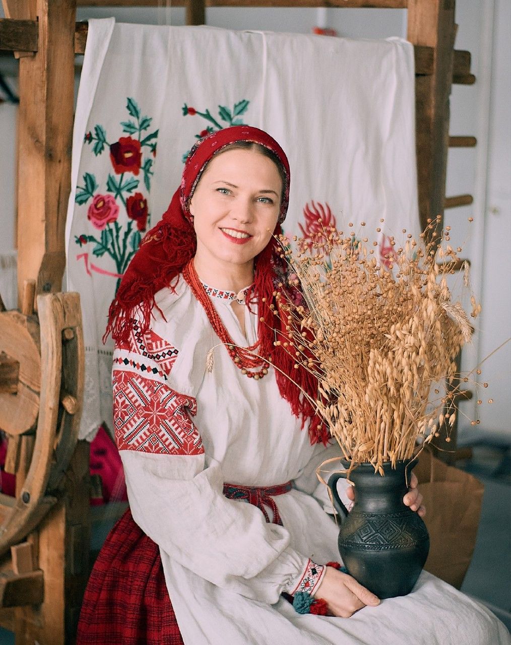 Women in Slavic costumes in Dookie di Cascias