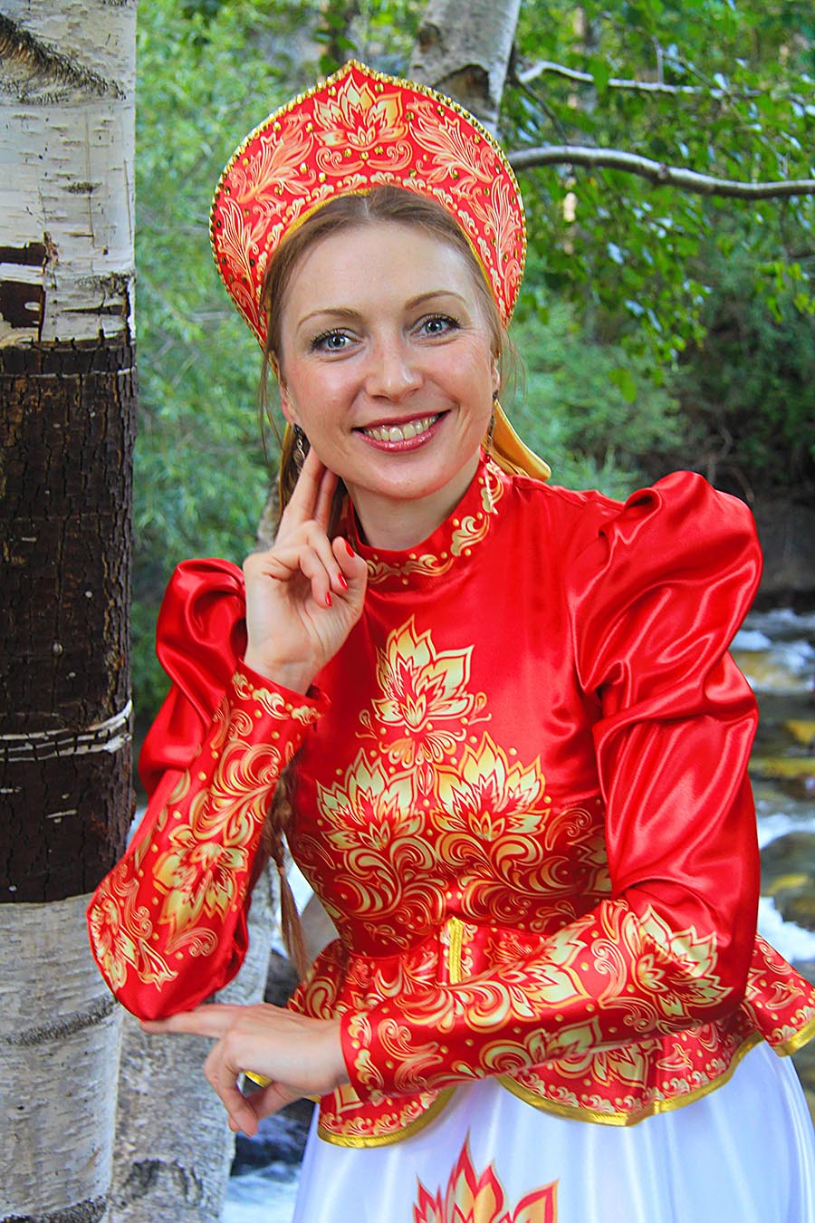 Women in Slavic costumes in Dookie di Cascias