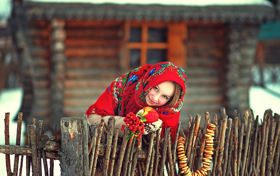 Sexy girl Women in Slavic costumes in Dookie di Cascias