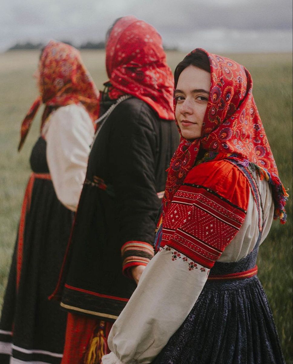 Women in Slavic costumes in Dookie di Cascias