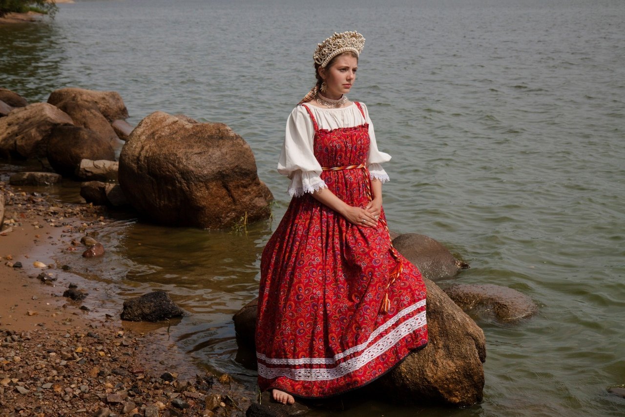 Women in Slavic costumes in Dookie di Cascias