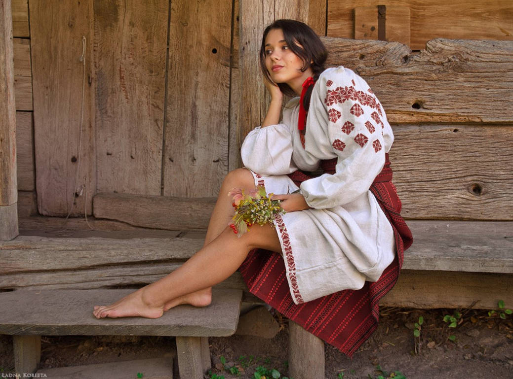 Women in Slavic costumes in Dookie di Cascias