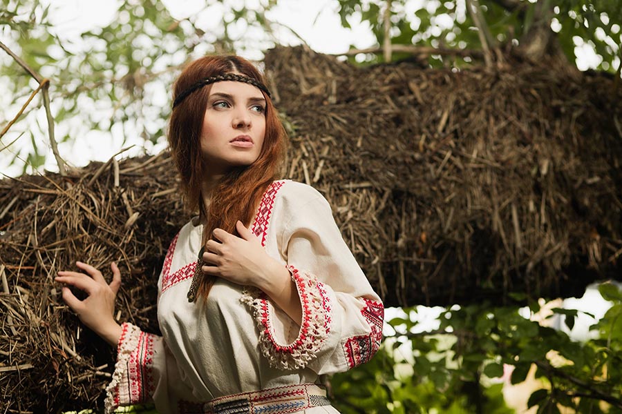 Women in Slavic costumes in Dookie di Cascias