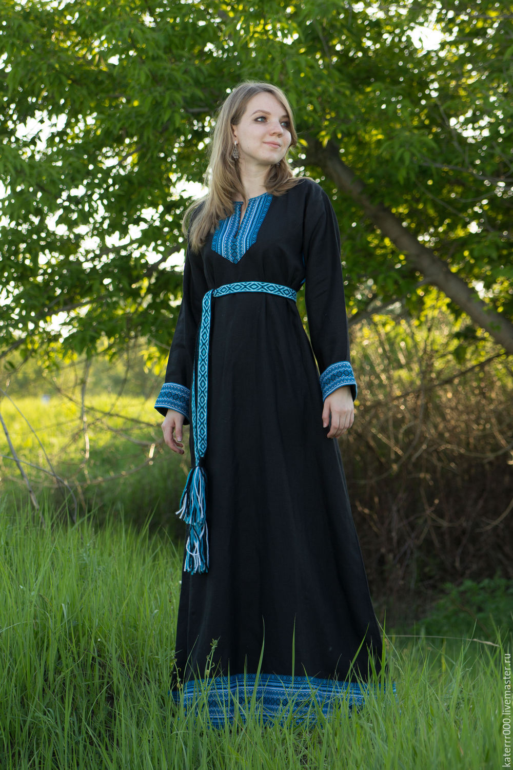 Women in Slavic costumes in Dookie di Cascias