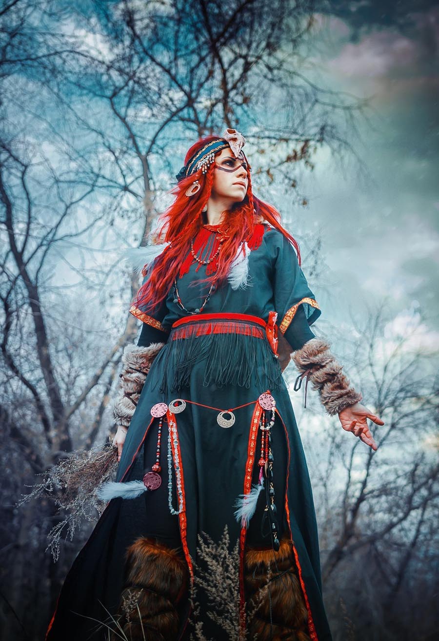 Girls in Slavic costumes underwear in Dookie di Cascias