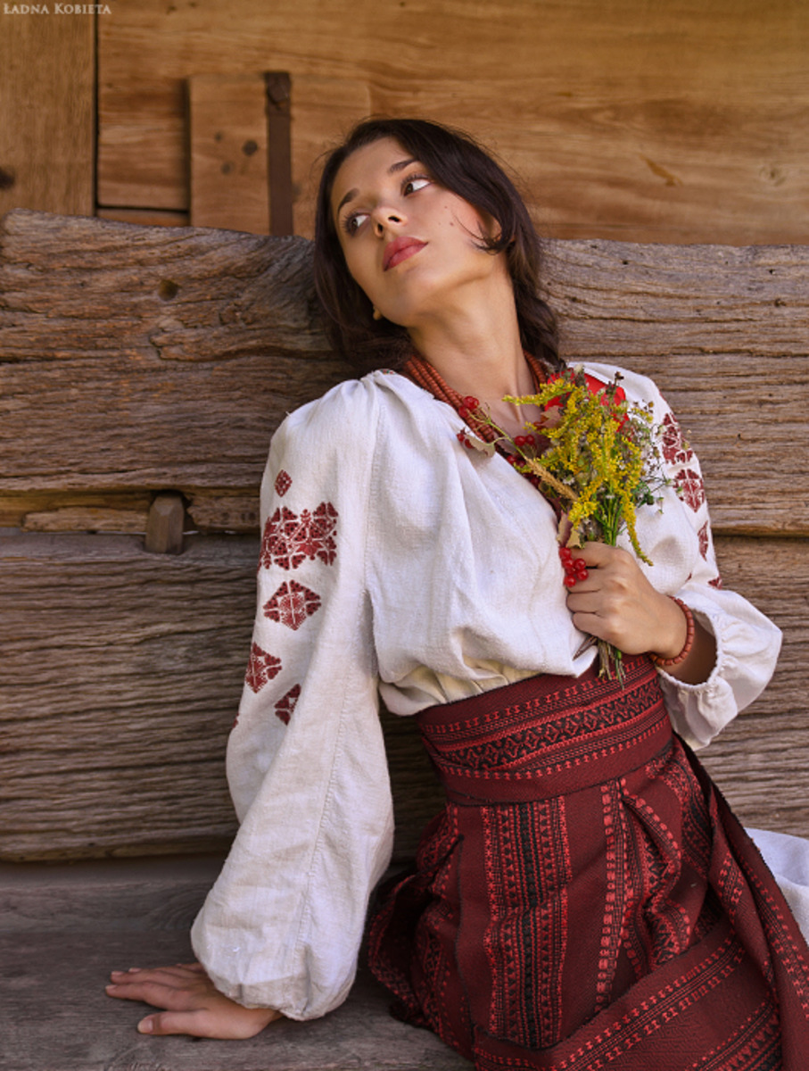 Girls in Slavic costumes in Dookie di Cascias