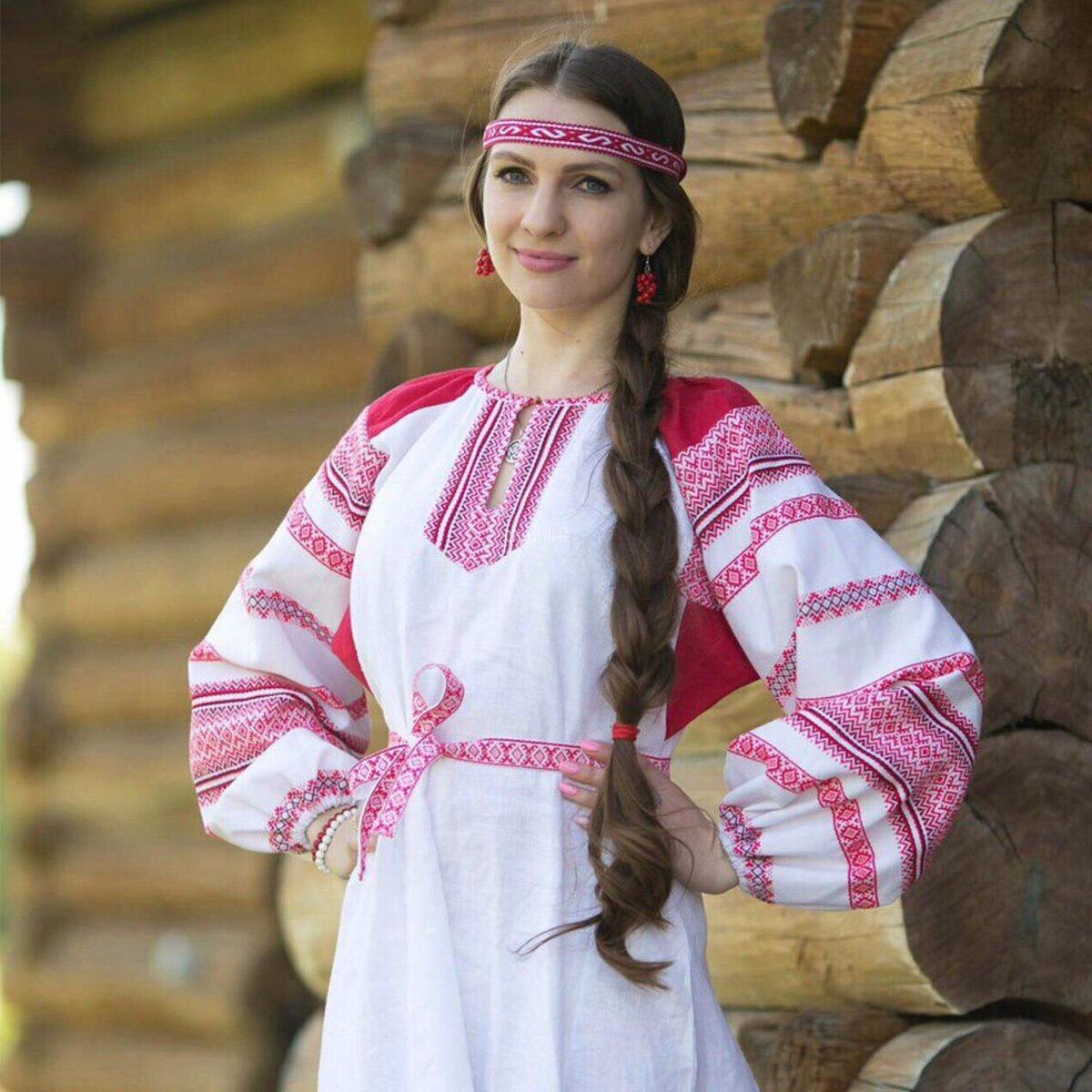 Girls in Slavic costumes in Dookie di Cascias