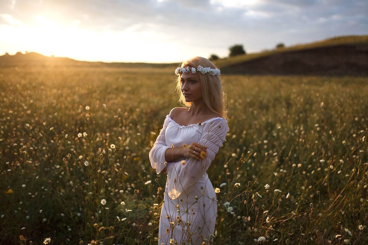 Girls in Slavic costumes in Dookie di Cascias