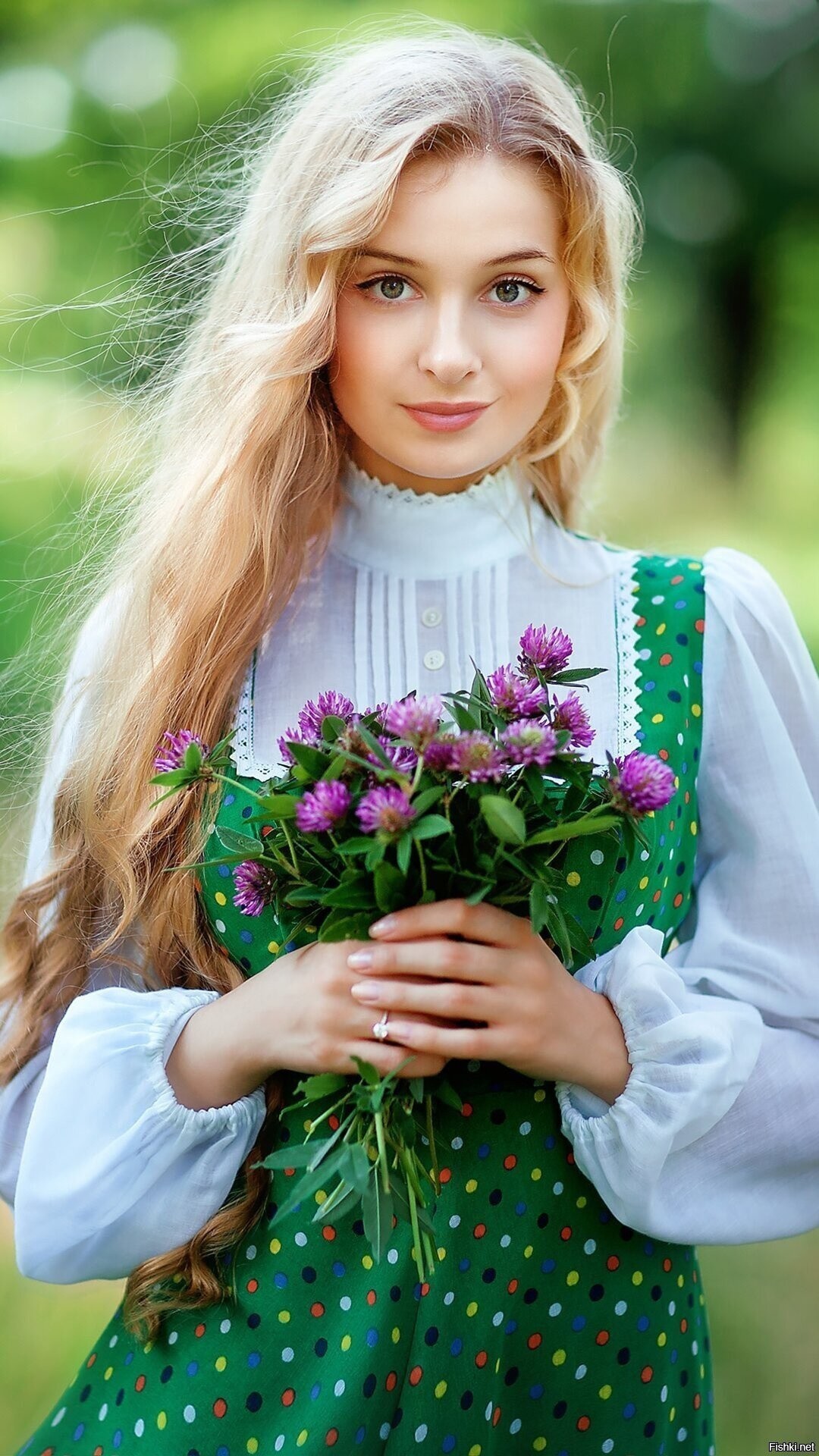 Girls in Slavic costumes in Dookie di Cascias