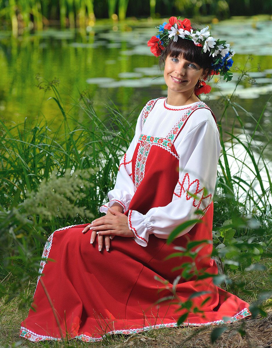 Beautiful girl Girls in Slavic costumes in Dookie di Cascias