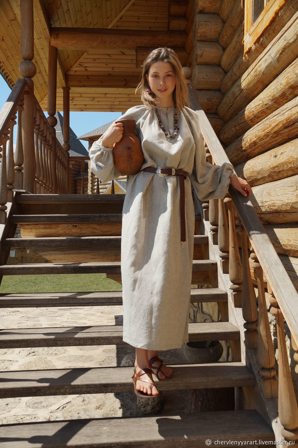 Girls in Slavic costumes in Dookie di Cascias