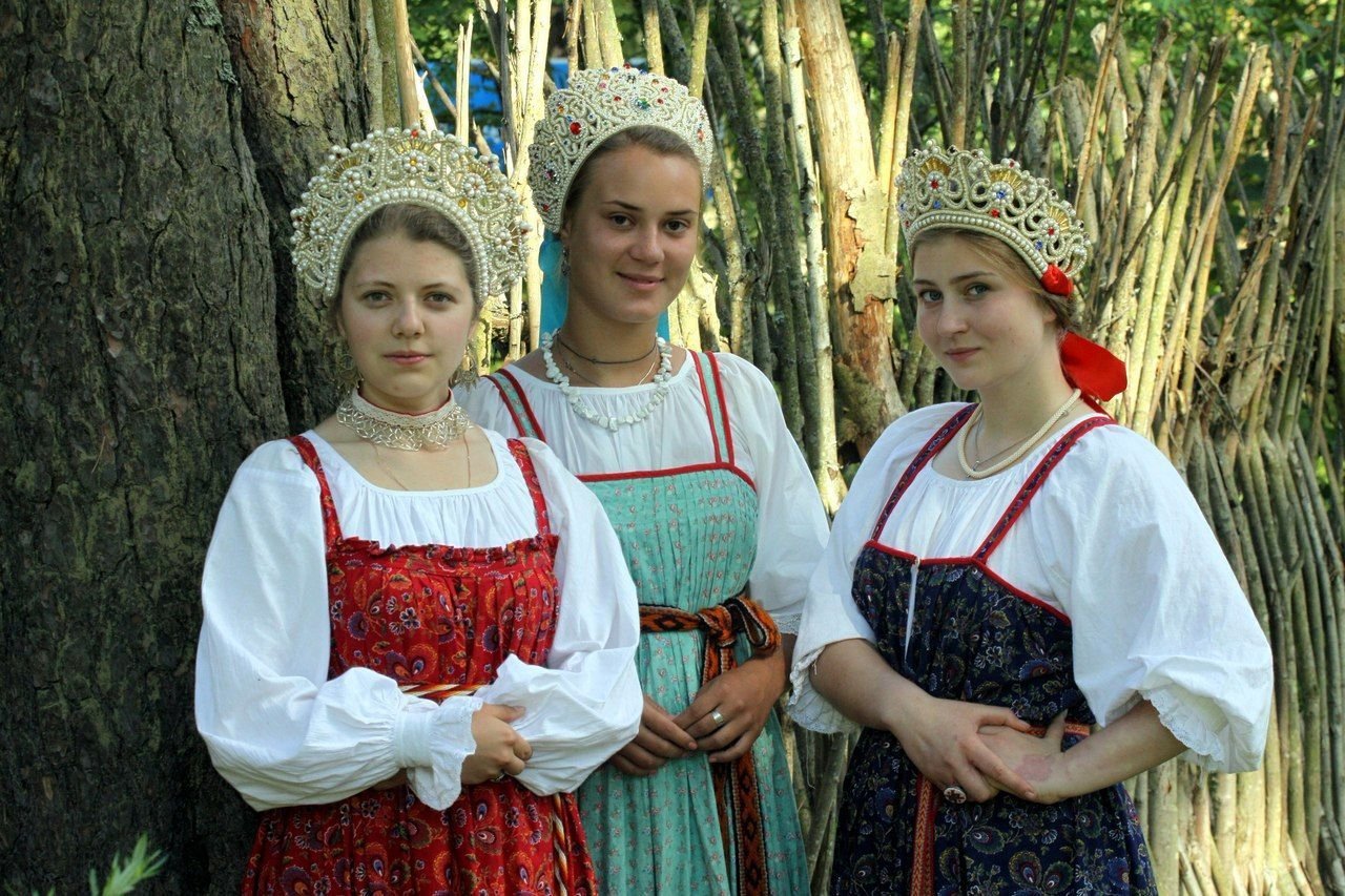Sexy model Girls in Slavic costumes in Dookie di Cascias
