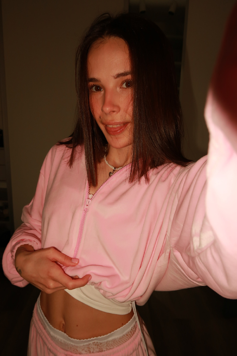 Tina brings the glow — live moments in Dookie di Cascias