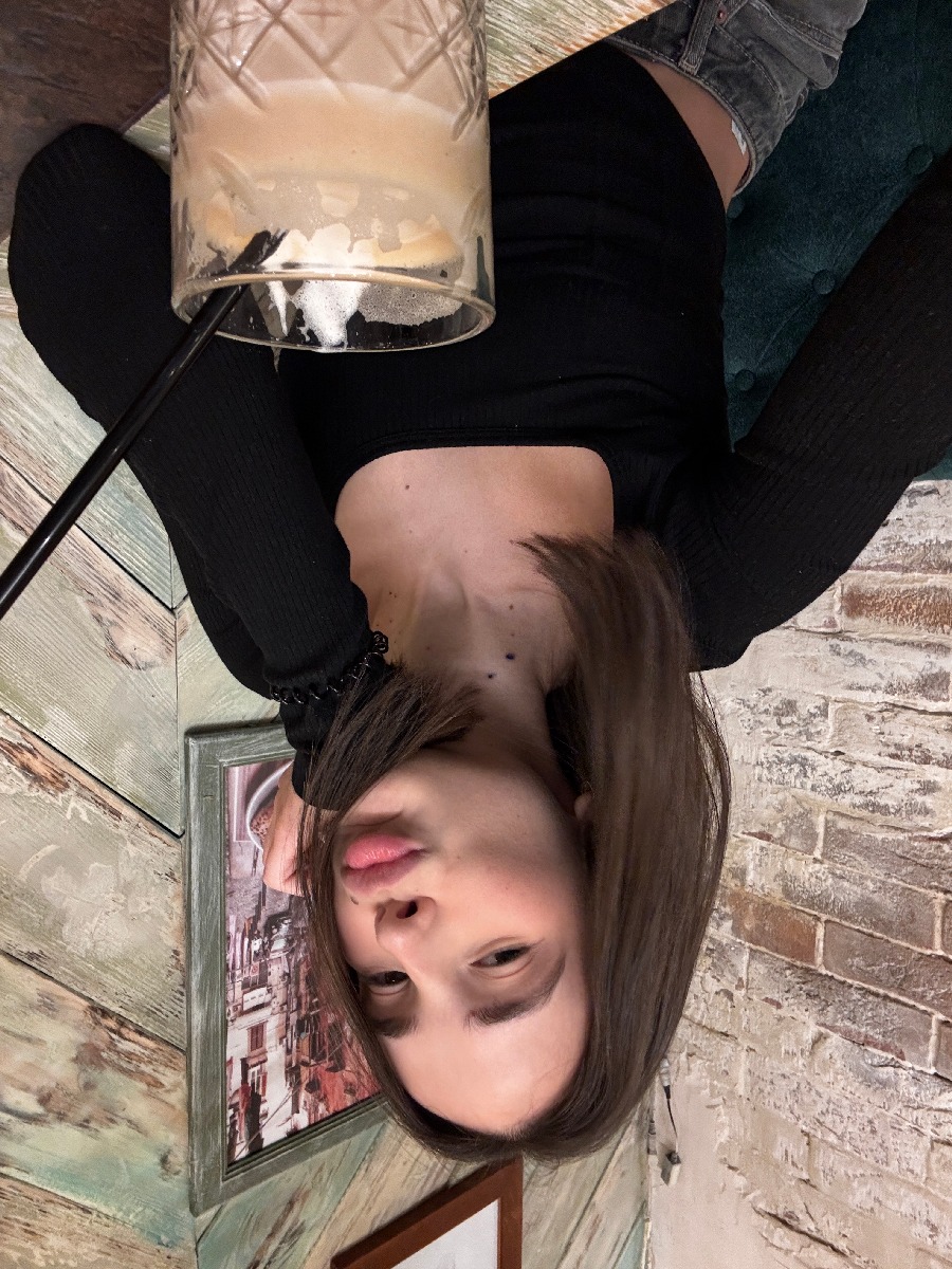 Fresh photos, fresh mood — Tina online in Dookie di Cascias